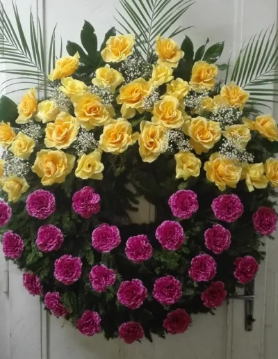 věnec umělé růže a karafiáty